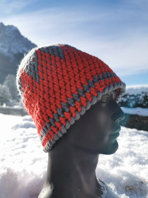 Handgearbeitete rote Strickmütze