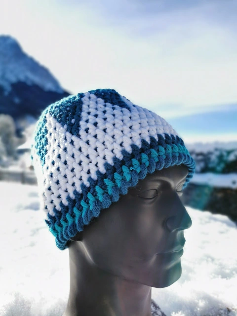 Handgearbeitete blaue Strickmütze